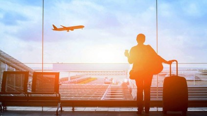 Ein Mann wartet am Flughafen