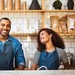Zwei Mitarbeiter in einem Café