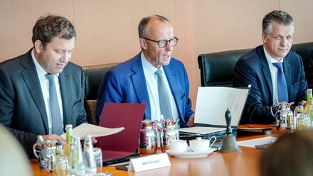 V. l. n. r.: Lars Klingbeil (SPD), Bundesminister der Finanzen, Vizekanzler und SPD-Bundesvorsitzender, Bundeskanzler Friedrich Merz (CDU) und Thorsten Frei (CDU)