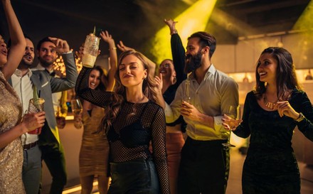 Junge Leute feiern in einem Nachtclub