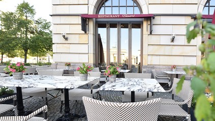 Außenansicht der Brasserie Quarré im Hotel Adlon Kempinski