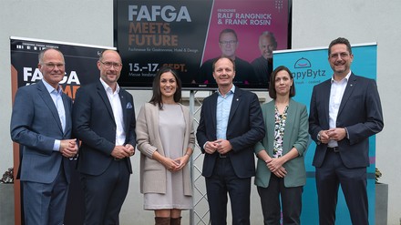 Christian Mayerhofer (Geschäftsführer CMI), Mario Gerber (Landesrat Tourismus, Wirtschaft und Digitalisierung), Sebiye Cara (Wirtschaftskammer Tirol Messepräsidentin), Johannes Anzengruber (Bürgermeister Landeshauptstadt Innsbruck), Karin Strobl (Projektleiterin Fafga), Alois Rainer (Spartenobmann Tourismus und Freizeitwirtschaft, Wirtschaftskammer Tirol) (v.l.n.r.) beim Pressegespräch zur Fafga