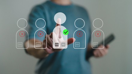 Person nutzt KI um passenden Kandidaten zu wählen