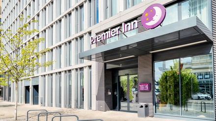 Eingang ins Premier Inn Berlin Alexanderplatz