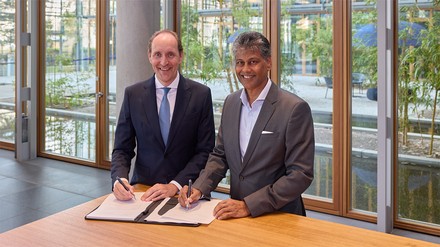 Dieter Vranckx, Chief Commercial Officer der Lufthansa Gruppe (links) und Satya Anand, Präsident, Europe, Middle East & Africa bei Marriott International, unterschreiben den Vertrag