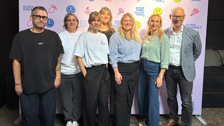 James Ardinast, Vorstandsvorsitzender IGF, Claudia Stiefel mit Maike Maria Thalmeier von Ubermut & Klimagourmet, Kirsten Allendorf, Projektleiterin Umweltlernen in Frankfurt e. V., Stephanie Wüst, Wirtschaftsdezernentin der Stadt Frankfurt, Lena Iyigün, Vorstandsvorsitzende IGF sowie Eduard Singer, Citymanager
