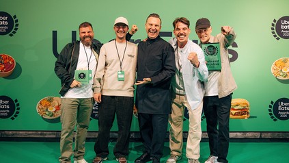 Gewinner des Awards „Restaurant des Jahres 2025“ mit Tim Raue