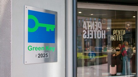 Green Key Zertifikat hängt vor einem Penta Hotel