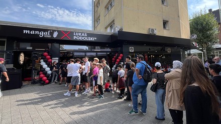 Schlange Menschen wartet vor der Mangal Döner X Lukas Podolski10 Filiale in Grevenbroich