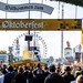 Zahlreiche Besucher strömen auf das Oktoberfestgelände