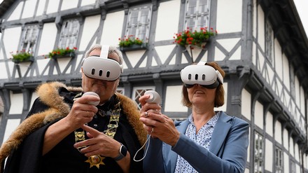Jürgen Fischer, als Erich II. kostümierter Stadtführer, und Claudia Filpe, Mitarbeiterin der Touristik-Information Uslar, tragen vor dem Rathaus der Stadt Virtual-Reality-Brillen