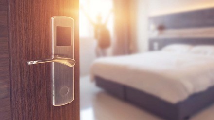 Corona-Maßnahmen trotz hoher Infektionszahlen lockern oder noch nicht? (Foto: © oatawa/stock.adobe.com)