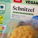 Eine Packung veganes Schnitzel auf Basis von Weizenprotein steht auf einem Küchentisch