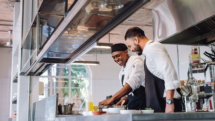 zwei Köche, einer dunkelhäutig