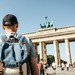 Tourist mit Rucksack vor dem Brandenburger Tor in Berlin
