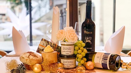 Gedackter Tisch mit den Leckerein der Auszubildenden