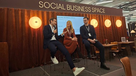 Messeleiter Moritz Schlech und zwei Speaker beim Presse Get-Together am ersten Tag der Independent Hotel Show Munich