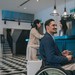 Mann im Rollstuhl an der Hotelrezeption
