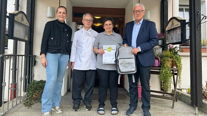 Urkundenübergabe v.l.n.r.: Sarah Reinhardt, Bernd Schrade, Bernd Schrade, Konstanze Schrade und Bürgermeister Klemens Betz