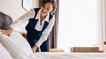 Zimmermädchen macht Hotelbett