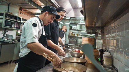 Junge Köche in einer Restaurantküche
