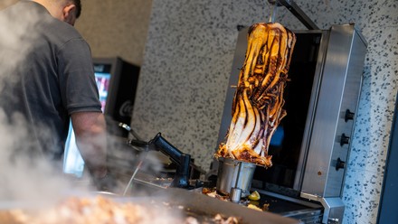 Ein Calamari-Kebabspiess hängt im Restaurant „Pescobar“.