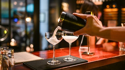 Cocktails auf dem Tresen der Bar Glasweise