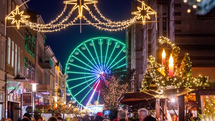 Ein Riesenrad dreht sich auf dem Weihnachtsmarkt hinter der Mecklenburgstraße.