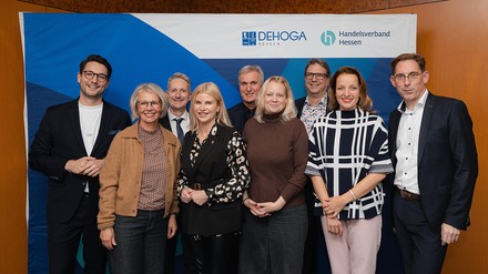 v.l.n.r: Sven Rohde, Hauptgeschäftsführer Handelsverband Hessen e.V.; Petra Boberg,  Moderatorin; Gisbert J. Kern, Hauptgeschäftsführer DEHOGA Hessen e.V.; Tanja Jost,  Mitglied des Hessischen Landtags CDU-Fraktion; Robert Mangold, Präsident DEHOGA  Hessen e.V.; Julia Frank, Co-Vorsitzende Bündnis 90/ Die Grünen Hessen; Jochen Ruths,  Präsident Handelsverband Hessen e.V.; Dr. Josefine Koebe, Generalsekretärin SPD  Hessen; Dr. Thorsten Lieb, Vorsitzender FDP Hessen