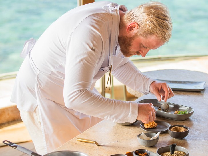 Ricky Saward bei der Zubereitung eines Gerichts