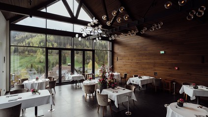 Schwarzwaldstube in der Traube Tonbach mit Blick ins Tonbachtal