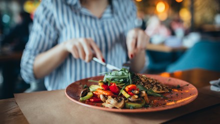 Teller mit Essen in einem Restaurant