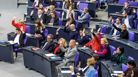Abstimmung bei der 45. Plenarsitzung im Deutschen Bundestag am 28.11.25 in Berlin.