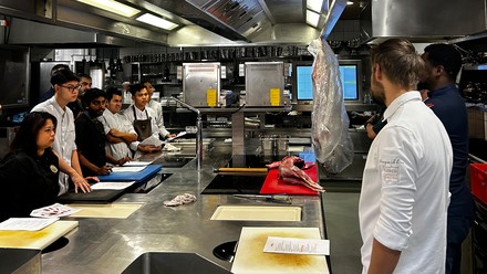 Auszubildende bei der Schulung zur Wildverarbeitung