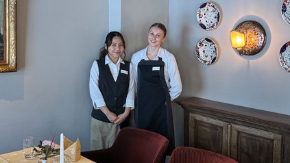 Alina (rechts) mit Estelle im Jagdhaus Wiese