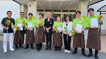 Der Auszubildendenjahrgang 2025 mit ihrer Ausbilderin D. Scheel-Wartenberg