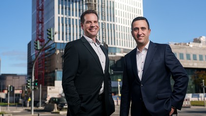 Jan-Hendrik Görge und Manuel Slapnig stehen vor dem neuen Atlantic Hotel in Frankfurt