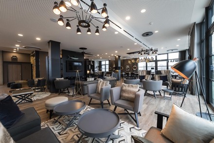 Lobby und Restaurant im Harbr. Hotel Heilbronn