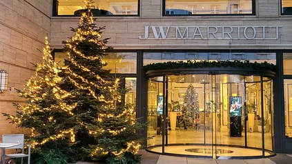 Eingang des JW Marriott Berlin mit Weihnachtsbäumen