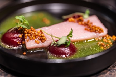 Hering in der Box - angerichtet mit Roter Beete