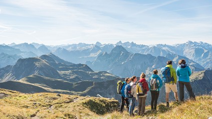 Wanderer auf Bergtour auf dem Nebelhorn in Bayern