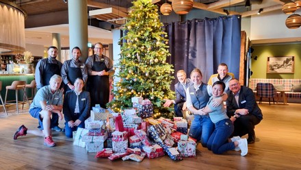 Übergabe der Geschenke im aja Resort Garmisch-Partenkirchen