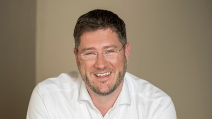 Porträt von Max Luscher, Gründer und Geschäftsführer coffee, downies & brownies