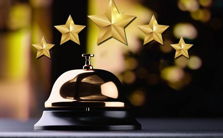 Hotelsterne über einer Klingel