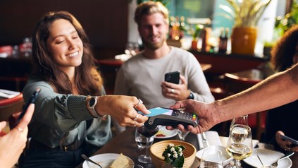 Bezahlen mit Karte im Restaurant