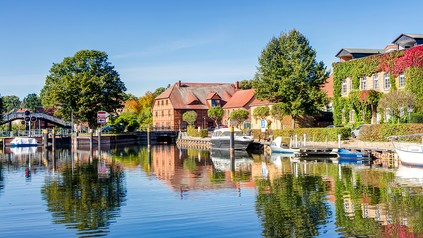 Altstadt von Plau am See in Mecklenburg-Vorpommern, Deutschland – kleine Boote am Fluss Elde