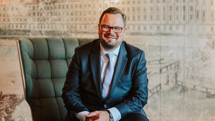 Porträt von Johannes Mayr, neuem General Manager von Abion Spreebogen Waterside Hotel Berlin und Hotel Telegraphenamt Berlin.