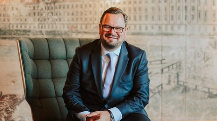 Porträt von Johannes Mayr, neuem General Manager von Abion Spreebogen Waterside Hotel Berlin und Hotel Telegraphenamt Berlin.