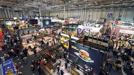 Besucher und Aussteller in einer voll besetzten Messehalle der Internorga 2025 in Hamburg.