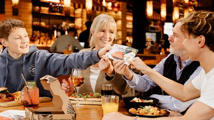 Famile am Essenstisch